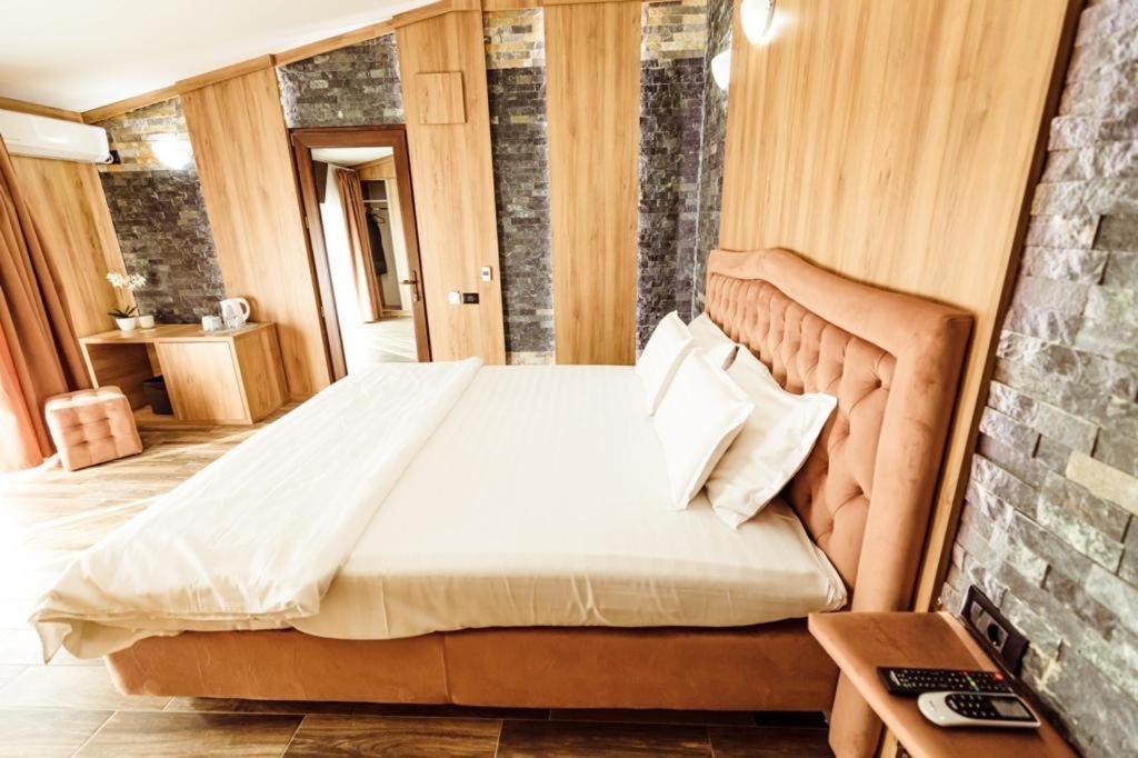 Hotel L'Invidia Novaci-Străini Exteriér fotografie