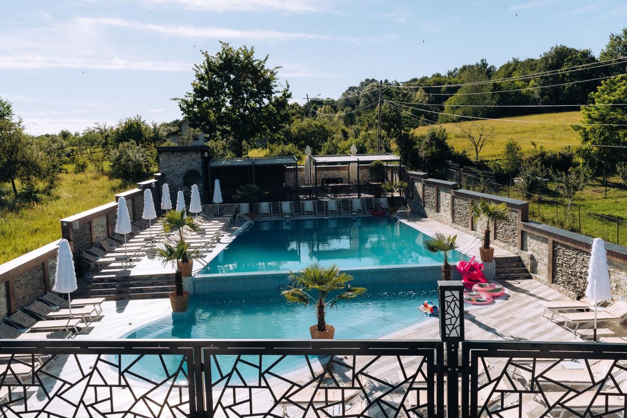 Hotel L'Invidia Novaci-Străini Exteriér fotografie